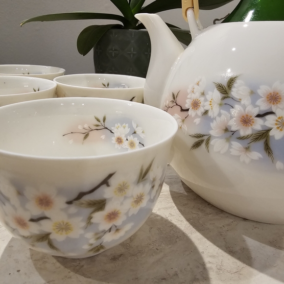 Teapot and matching cups set 7. Beautiful cherry Blossoms design. - Picture 3 of 8